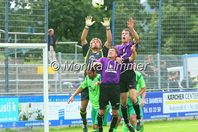 IMG_9027_FC Bamberg_.jpg - Regionalliga Süd_FC Eintracht Bamberg gegen SSV Reutlingen am 23.08.08TorraumsceneTorwart Robert Mayer vom SSV Reutl. gegen re. Peter Heyer u. li. Christian HassaFoto ML